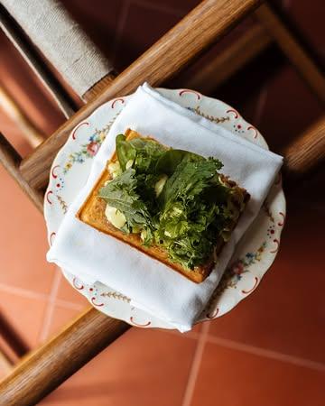Want wie zei dat wafels altijd zoet moeten zijn? Carl alleszins niet. ;-) 

Ⓙ Op je bord? 'Pissaladière' wafel, uiencompote, olijf, groene kruiden.