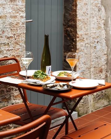 Vol tafeltje op ons knusse terras. Meer hebben we niet nodig. 🌞

➪ Schuif je mee aan? Predikherenstraat 13, Brugge.