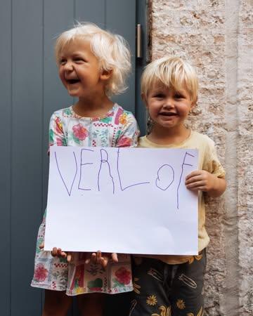 Hey iedereen, mama & papa gaan er eventjes tussenuit. ☀️ Wij gaan veel spelen, ijsjes eten, en genieten van de vakantie. Wij hebben er alvast héél veel zin in, mama en papa waarschijnlijk ook. 😉

Op dinsdag 11 augustus mogen ze terug gaan werken. 😀 Mochten jullie ze toch wat missen, kunnen jullie hen spotten op 𝗖𝗮𝗺𝗽𝗼 𝗦𝗼𝗹𝗮𝗿 tijdens het eerste weekend van augustus. Daar vertellen ze jullie binnenkort meer over!

Dikke knuffel,
Lou & Alfons (en van Gaston, die is nog op kamp).