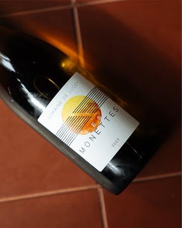 𝗠𝗼𝗻𝗲𝘁𝘁𝗲𝘀. ☀️ Klinkt als zomer. Smaakt ook zo.

Ⓙ In je glas?
Citrus, wit fruit & veel fraîcheur.