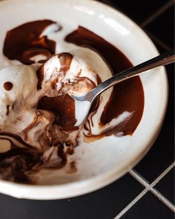 Het dessert waarvoor plots toch nog plaats blijkt te zijn. 🤭 Onze 𝗗𝗮𝗺𝗲 𝗕𝗹𝗮𝗻𝗰𝗵𝗲. 🍨

Ⓙ Op je lepel? 
Huisgedraaid vanille-ijs, warme chocolade & nul spijt.

Op dinsdag 11 augustus zijn we helemaal terug, reserveer alvast je plekje ➪ Link in bio