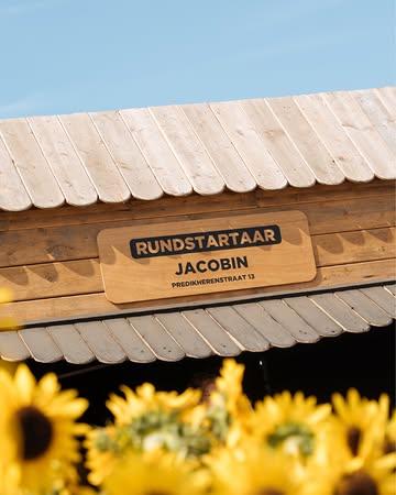 Guess where we are 🌻!! Jawel, op 𝗖𝗮𝗺𝗽𝗼 𝗦𝗼𝗹𝗮𝗿! En we komen niet met lege handen. Op het menu? Onze rundstartaar: fris, vol smaak en helemaal Jacobin.

Come, say hi & geniet mee van een weekend vol zon, muziek en lekker eten. 

Campo Solar