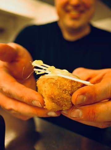 We had a terrific time coming up with this Plant Based X Vintage Geuze pairing on Saturday @belmundobxl with @shut.your.waffle and @dennis.vansant 

5 plates revisiting classic comfort food (Seitan Carbonade with lacto fermented fries Or Kaaskroket but with nutritional yeast and miso) or bringing easter eggs into these plates (Celeriac carpachio with nori miso made with leftovers from @brasseriecantillonofficiel Zwans 2025 or a delicious cake with a bellevue kriek reduction from 1994)

But my favorite in best pairing and dish (unfortunately worst picture): Buckweat tempeh glazed in Ketjap Manis with a tartelette with butternut squash puré paired with Callewaert udas Oud Bruin from 1985!

Next dinner will be announced really soon!