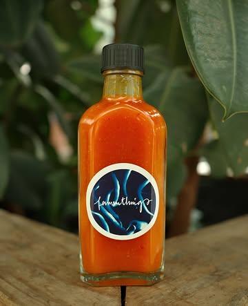 🔥 Nouveau partenaire pour Chaud Boulette : @fermenthingsbe 

Derrière Fermenthings, il y a Yannick, passionné de fermentation.
Il redonne vie à des techniques anciennes pour créer des produits vivants, pleins de caractère : sauces fermentées, kimchi, condiments, pickles… toujours avec une vraie profondeur de goût.

Mais pour @chaud.boulette , il est allé encore plus loin.

Il va préparer une édition limitée, inspirée d’une recette bruxelloise presque oubliée : lla sauce des rock & roll ballekes.
Une spécialité de la rue de Ransfort, entre les année 50 et 70, une époque où les nuits finissaient devant une petite fenêtre, avec des boulettes bien relevées à emporter.

Une sauce piquante, pleine d’histoire, transmise par son parrain… et revisitée pour l’occasion.

Et le plus beau ?
Elle sera offerte à tous nos jurés, public et professionnels, dans les goodie bags.

Une vraie création, pensée pour Chaud Boulette. Et clairement, une sauce qui ne passera pas inaperçue

——————

🔥 Nieuwe partner voor Chaud Boulette: @fermenthingsbe 

Achter Fermenthings zit Yannick, gepassioneerd door fermentatie.
Hij blaast oude technieken nieuw leven in en maakt producten met karakter: gefermenteerde sauzen, kimchi, condiments, pickles… altijd met een mooie diepgang in smaak.

Maar voor @chaud.boulette gaat hij nog een stap verder.

Hij maakt een limited edition, geïnspireerd op een bijna vergeten Brusselse klassieker: de saus van de rock & roll ballekes.
Een specialiteit uit de Ransfortstraat, tussen de jaren ’50 en ’70, toen nachten eindigden aan een klein venster, met pittige ballekes om mee naar huis te nemen.

Een pikante saus, vol geschiedenis, doorgegeven door zijn peter… en speciaal herwerkt voor deze gelegenheid.

En het mooiste?
Die zit in de goodie bags voor al onze juryleden, zowel publiek als professioneel.

Een echte creatie, speciaal voor Chaud Boulette. En duidelijk een saus die niet onopgemerkt zal blijven.