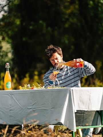 Tot dan? 📅

Voor wie opzoek gaat naar een vroeg kerstcadeau, secret santa, non alcoholisch alternatief voor bij uw nieuwjaarsdrink of als verfrissing voor bij de kater…🫠

Levuur staat op een aantal eventjes en wintermarkten de komende periode. Allen welkom voor proevertjes, flessen inslaan of voor een babbel :)

🌝 zat 15/11 Tasting in de @kollebloem (Herzele)

🍷vrij 28/11 en zat 29/11 Herfstproeverij @atasteaffair 

❄️ vrij 5/12 wintermarkt in de Lousbergmarkt @devroente 

🎄zat 12/12 en zon 13/12 wintermarkt bij @akker_en_ambacht 

🍻zon 28/12 degustatie bij @dehopduvel 

Keuze genoeg dus! 

groetjes
your local kombucha dealer

📸 @burobonito.be