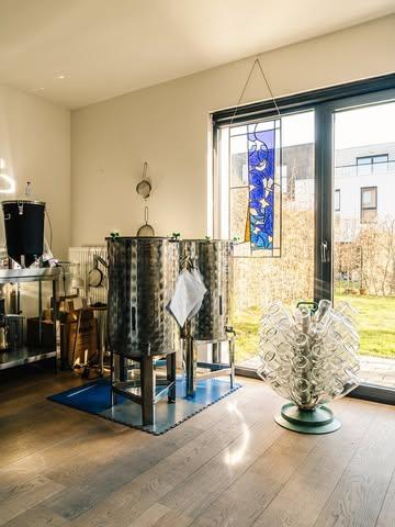 Ciao Berthe Springaelstraat ❤️

U was meer dan goed. Dankbaar voor veel mooie momenten, herinneringen en brouwsels. Die kleine harige collega die bij elke klant de show stal, zullen we wel missen, maar wie weet wat het nieuwe Meulestede hier wel niet allemaal doet binnenwaaien. 

Vanaf nu te vinden in het gezellige @werksteeg voor hopelijk nog veel meer kombucha, leuke samenwerkingen, wijze babbels en nog veel meer. 

Tot in Meulestede bitses x