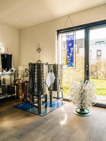 Ciao Berthe Springaelstraat ❤️

U was meer dan goed. Dankbaar voor veel mooie momenten, herinneringen en brouwsels. Die kleine harige collega die bij elke klant de show stal, zullen we wel missen, maar wie weet wat het nieuwe Meulestede hier wel niet allemaal doet binnenwaaien. 

Vanaf nu te vinden in het gezellige @werksteeg voor hopelijk nog veel meer kombucha, leuke samenwerkingen, wijze babbels en nog veel meer. 

Tot in Meulestede bitses x