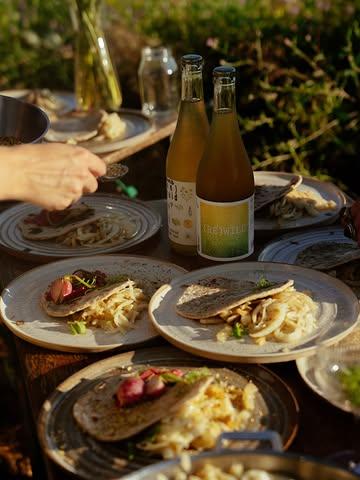 Een tijde geleden kreeg ik de kans om nog eens met de kruiden van @on_kruid.be aan de slag te gaan 🌿

Samen met Loick van @lovulum & (on)kruid ontwikkelde we twee kombucha’s. Één op basis van hun frisse Refresh thee. Een kombucha met veel munt en groene wilde kruiden. Easy going en heel verfrissend 🧃

Alsook een bloemige kombucha op basis van kamille, paardenbloem, citroenmelisse, brandnetel en duizendblad. Iets complexer, met veel kamille op de voorgrond en een zachte kruidigheid. 

Altijd wijs om met zo’n leuke ingrediënten aan de slag te gaan. Een dikke merci @on_kruid.be voor het vertrouwen en de leuke samenwerking 💚

Supergoeie foto’s door @lauradetremmerie op een onkruid veldetentje x