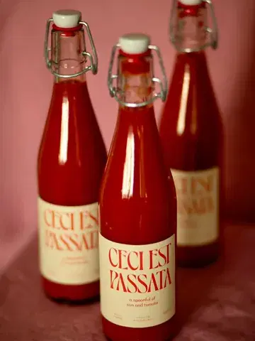 Pure tomatoes.
Pure flavour.
Pure simplicity.

Sunshine in a bottle. 🍅✨
Available at our partners & passata.be

#passata #tomato #seasonal