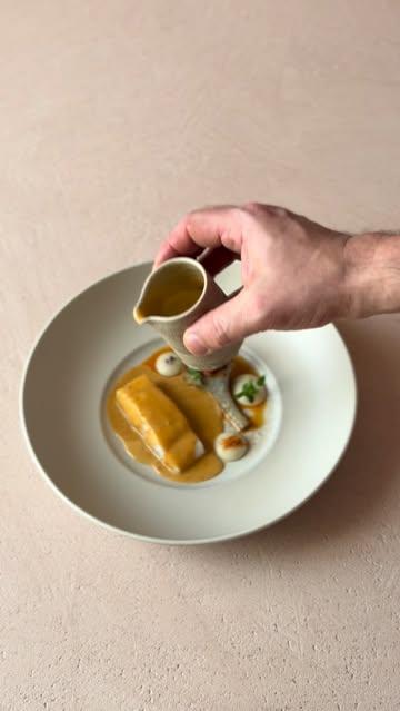 Griet, kreeft bearnaise, artisjok, piquillo peper & jus barigoule. 

#thisisrebelle