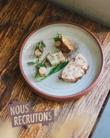 🌿 Hors-Champs recrute 🌿

📢 Profils recherchés :
• Sous-chef·fe / Chef de partie / Commis de cuisine (mi-temps ou temps plein – 4 jours)
• Serveur·se en salle (mi-temps)
• Femme de chambre (mi-temps)

Au cœur de la ferme Hors-Champs à Gembloux, nous défendons une cuisine 100 % fait maison, locale et de saison, en collaboration avec des producteurs engagés. Hors-Champs, c’est un projet humain, passionné et exigeant.

👩‍🍳 Cuisine : amour du produit, esprit d’équipe, suivi de service et mise en place, envie d’apprendre.
🍷 Salle : sens de l’accueil, du détail et du service.
🧺 Hébergement : préparation des petits-déjeuners et ménage des chambres, autonomie et travail soigné.

⚠️ Horaires : à définir ensemble. Disponibilité les week-ends et en soirée indispensable (sauf pour le poste de femme de chambre).
📆 Le restaurant est ouvert du mercredi au dimanche.

📍 Lieu : Hors-Champs – Chaussée de Wavre 170, 5030 Gembloux
📄 Contrat : CDD, flexi-job ou indépendant selon profil

📩 Candidature :
👉 restaurant@hors-champs.be

🌱 Envie de participer à la gastronomie wallonne d’aujourd’hui ? Rejoins-nous.