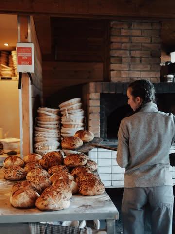Les fours se réveillent, Chloé remet la main à la pâte,
le levain frétille et l’odeur du pain va (enfin) refaire battre vos narines 💛

👉 La boulangerie Hors-Champs rouvre ce vendredi !

Au programme :
🔥 du pain au levain tout chaud
🥐 des viennoiseries qui rendent les week-ends plus gourmands
🌾 du vrai, du bon, du fait avec amour

🕰 Horaires d’ouverture :
• Vendredi : 15h00 – 19h00
• Samedi : 8h30 – 13h00
• Dimanche : 8h30 – 13h00

À très vite 💛🥖