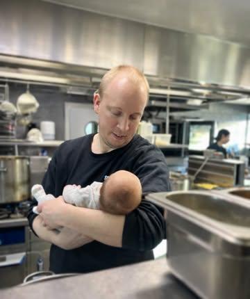 Nous sommes de retour en cuisine 👨‍🍳
Le nouveau sous-chef est prêt à prendre ses fonctions (il a encore besoin de quelques biberons, mais il est déjà très motivé 😉).

Pour rappel, nous sommes ouverts du mercredi au dimanche.
Les réservations se font via notre site internet.

Et bonne nouvelle aussi : la boulangerie est réouverte 🥖✨

À très vite chez Hors-Champs.