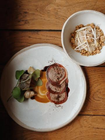 Lire vos retours nous touche profondément et nous rappelle pourquoi nous aimons tant ce métier ❤️

« Excellente soirée, acceuil tres humain, un vrai bonheur pour les papilles. Merci d’avoir réussi a travailler des produits de saison de manière si poétique. »

« Nous avons passé un excellent moment du début à la fin. L’accueil est chaleureux et le service attentionné, ce qui met tout de suite à l’aise. Côté cuisine, ce fut une vraie expérience : des plats créatifs, pleins de saveurs et de belles associations. Chaque assiette était aussi agréable pour les yeux que pour les papilles. Une adresse que nous recommandons sans hésiter et où nous reviendrons encore avec plaisir ! »

« Une belle découverte , le service impeccable , le sommelier est top, une soirée exceptionnelle et la cuisine : le menu découverte est à tombée , rien de négatif tout était parfait , merci pour ce moment inoubliable. »

« Nous avons été enchanté de ce repas au saveur gustative et plaisir des yeux n’ont fait qu’un, de plus le personnel est sans cesse à disposition et quel délicieux voyage avec les différents vins qui nous ont accompagné tout au long du repas. Une expérience que nous avons hâte de renouveler »

« Une suite de plats basés sur le terroir, mais dans des versions toujours plus étonnantes ! Ne vous fiez pas aux intitulés, allez-y à l’audace pour être surpris par les parfums, goûts et couleurs qui vous feront redécouvrir des légumes pourtant bien connus. L’association “boissons sans alcool” est tout aussi surprenante, en parfait accord. Une très belle découverte aussi pour l’amateur de vin que je suis… »

Merci pour votre confiance, votre curiosité et votre présence 💛
À très vite autour de la table.