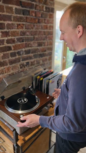 Chez Hors-Champs, la cuisine n’est pas la seule passion du chef Stefan Jacobs 🎶 

Après les produits, les saisons et les producteurs, il y a… la musique. 
Depuis toujours, Stefan adore chiner des vinyles. Il peut passer des heures dans les magasins, fouiller, écouter, discuter avec les gérants, découvrir de nouveaux artistes. D’ailleurs, à chaque voyage à l’étranger (pour la plus grande joie d’Aurélie 😅), la visite des plus grands et des plus pointus disquaires fait partie du programme. 

The Stranglers à @johnbutler , de @2manydjs aux classiques rock, en passant par l’électro, ou encore Les @foals … il y en a pour toutes les goûts. 

Aujourd’hui, le chef a décidé de partager avec vous sa collection. Chaque semaine, une nouvelle sélection de vinyles accompagnera vos repas… et vous pourrez même choisir la musique que vous souhaitez écouter pendant votre soirée. 

Un immense merci à François de la @brasseriehouppe , qui partage lui aussi cet amour de la musique et qui restaure du matériel audio vintage. C’est grâce à lui que cette belle installation a vu le jour. 

On a hâte de vous régaler autant les papilles que les oreilles. 
À très vite chez Hors-Champs.