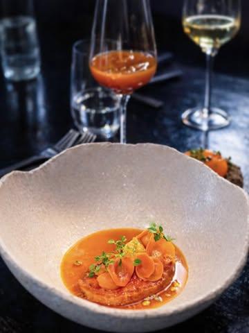 Même en hiver, Hors-Champs met de la couleur dans vos assiettes avec les plus beaux produits de saison.

Ici, un travail tout en délicatesse autour des courges de chez @biok.be, partenaires de longue date avec qui nous échangeons à chaque création de menu pour valoriser au mieux le potager local.

La courge de conservation est déclinée sous plusieurs formes : sucrine et butternut, choisies pour leurs textures et leurs sucrosités différentes. L’assiette s’articule autour d’une courge rôtie, nappée d’un jus de carotte monté au beurre, relevé d’une épice chaleureuse. Un miso de malt d’orge et de courge, fermenté maison, apporte profondeur, acidité et notes umami.

À côté, un croustillant de malt garni de différentes préparations de courge vient ajouter du contraste et du croquant.

📸 @zooestories