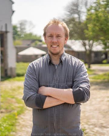 Artisan cuisinier de l’année/ Ambachtsman van het jaar, Stefan Jacobs.

Stefan Jacobs, Artisan Cuisinier de l’Année 2026, prouve que haute cuisine et vrai artisanat vont de pair. Chez Hors-Champs, il travaille plus de 80% de produits locaux, qu’il sublime de bout en bout. Précision, rigueur et pureté du goût signent une cuisine profondément authentique et singulière.

--

Stefan Jacobs, Ambachtsman van het Jaar 2026, bewijst dat echte haute cuisine vertrekt vanuit respect voor product en producenten. In Hors-Champs werkt hij met meer dan 80% lokale ingrediënten en verwerkt hij elk product volledig, van kop tot staart. Zijn precisie, vakmanschap en pure smaakbeleving maken zijn keuken tijdloos en uniek.

Chaussée de Wavre 170, 5030 Gembloux
Powered by Duroc d’Olives