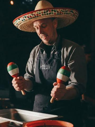 Le chef Stefan Jacobs a sorti ses plus beaux accessoires pour la prochaine soirée Blind Test sur le thème Fiesta Latina💃
Serez-vous de la partie pour une soirée mémorable avec quizz musical, inspiration street food et soirée dansante? 😎

📆Vendredi 27 mars 2026
📍La Grange
💰55€ (adulte et enfant de +12 ans) / 30€ (-12ans) (inclus : repas, dessert, animation et soirée dansante)

🔥 Alors, prêt(e) à tester votre oreille musicale et votre déhanché autour d'un festin latino convivial et festif?

🎟️ Infos & réservations: lien en bio