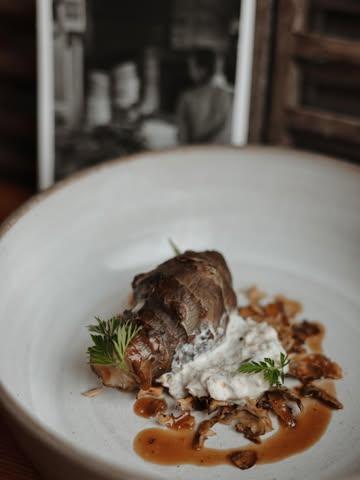 La saison change doucement dans les assiettes… et un nouveau menu fait son entrée chez Hors-Champs.

C’est le retour de la Saint-Jacques, travaillée avec finesse par le chef, et l’occasion de savourer les derniers légumes d’hiver avant l’arrivée des premières saveurs printanières.

Au fil du menu, vous découvrirez aussi des produits surprenants :
le miel de châtaignier, ainsi que le pak choi de chez @biok.be , l’un des rares maraîchers bio à en proposer en Belgique.

Comme toujours, le chef aime jouer entre tradition et créativité :
un classique belge se réinvente avec une interprétation gourmande du chicon au gratin.

Et pour terminer… un dessert tout en équilibre autour de la bière Cantillon et de la cerise de conservation.

Un menu de saison, ancré dans le terroir, qui annonce doucement le passage vers les beaux jours.

🍽️ À découvrir dès maintenant au restaurant.

📸 @irostudios_