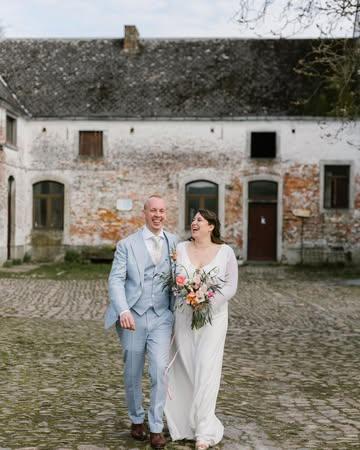 Cette année est un peu spéciale pour nous.
10 ans de vie commune, 6 ans de Hors-Champs… et déjà 3 ans de mariage.

C’est aussi dans @lagrange_by_hors_champs que nous avons partagé certains de nos plus beaux moments entourés de nos proches. Un lieu rempli de souvenirs, de rires, de longues tables, de musique et de verres levés pour célébrer la vie.

Et c’est exactement pour cela que nous avons eu envie d’ouvrir cet endroit à d’autres histoires.

✨ Il reste encore quelques dates en 2026 pour privatiser La Grange :
Les samedis 16 mai, 23 mai, 29 juin, 11 juillet, 1er août, 8 août, 19 septembre et 10 octobre.

Pour un mariage intimiste, une communion, un anniversaire, une fête d’entreprise ou une grande fête de famille, la grange se transforme selon vos envies.

🍽️ Côté cuisine, tout est possible :
– ou avec Hors-Champs, pour un cocktail, un dîner convivial ou un repas gastronomique.
– avec votre propre traiteur

Un lieu chaleureux, au cœur de la campagne, pour célébrer les moments qui comptent vraiment.

📩 Infos et disponibilités par mail : event@hors-champs.be