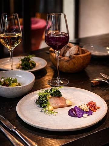 La gastronomie, c’est aussi l’art de faire dialoguer les mets et le vin.

Avec Frédéric Cabut, notre sommelier, chaque accord est imaginé pour sublimer l’assiette et raconter une histoire.

En collaboration avec @__lesventsdanges , l’un de nos cavistes favoris, nous vous invitons à vivre cette expérience lors de notre événement « Table & Vins ».

📅 11 & 12 avril
📍 Dans notre grange

Au programme : vignerons, dégustations, accords mets & vins, brunch…

Infos & tickets en bio 🍷❤️