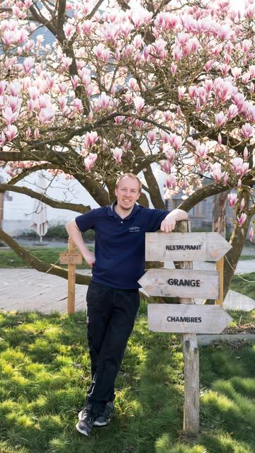 Chez Hors-Champs, tout commence par le produit 🌱

Le chef Stefan Jacobs laisse parler la saison et sublime des ingrédients simples avec justesse et créativité.

Aujourd’hui, ce sont nos lentilles Graines de Curieux qui sont à l’honneur ✨ Des lentilles cultivées avec soin, riches en goût, qu’il transforme en une assiette à la fois brute et élégante.

Avec précision et sensibilité, il révèle toute leur profondeur, dans une cuisine ancrée dans le vivant et le respect du produit.

Chez Graines de Curieux, on aime voir nos graines prendre vie entre les mains de chefs engagés 🤍 Si Hors-Champs nous fait confiance, ce n’est pas un hasard :
✔️ Des produits de qualité
✔️ Une traçabilité claire
✔️ Une démarche responsable
✔️ Du goût, avant tout

Parce qu’une belle cuisine commence toujours par de bons ingrédients 🌾
#faitenbelgique #circuitcourt #lentilles #cuisinedesaison #grainesdecurieux
