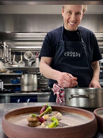 Le printemps s’invite doucement en cuisine… 🌿

Un nouveau menu est en train de naître chez Hors-Champs.

Au programme : Asperges de @stephanelonglune , herbes du jardin, touche iodée, cuissons lentes et des accords subtils entre terre et mer…

Et puis, ce fil conducteur qu’on aime tant :
le produit, dans toute sa sincérité, travaillé avec passion.

Un menu qui évolue, qui respire la saison,
et qui ne sera là que pour un instant.

À découvrir à partir d’aujourd’hui 😍