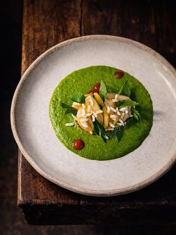Les premières notes du printemps s’invitent avec les jeunes navets de chez @biok.be et les coquilles Saint-Jacques, en dialogue avec des fermentations de tomates, d’aubergines et de poivrons (légumes de notre jardin, patiemment travaillés en saumure et en lacto-fermentation pendant de longs mois).

Ici, rien ne se perd.
Les fanes deviennent pesto.
Les bardes de Saint-Jacques, un jus profond et concentré.