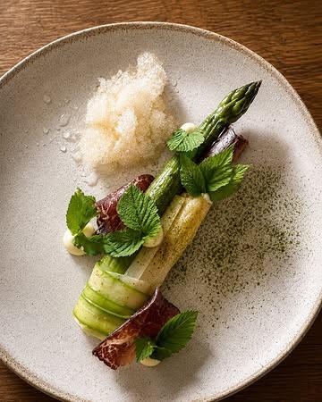 La star des asperges et l’asperge des stars ⭐️

Travail autour de l’asperge de chez @stephanelonglune , bœuf mariné au vin de sureau et séché (une turie 🤩) & égopode du jardin.