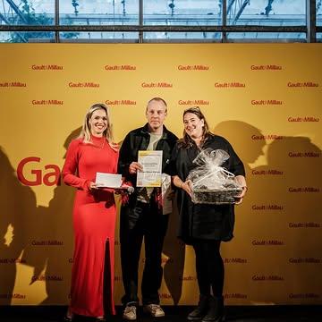 Ce lundi 11 mai, le festival @manger_mieux_demain a reçu le Sustainability Award lors des @gaultmillaubelgium Culinary Innovators Awards 2026, organisés à la Verbeke Foundation à Kemzeke. Une distinction qui récompense les initiatives les plus inspirantes et innovantes de la gastronomie de demain.

Manger Mieux Demain rassemble chefs, producteurs, artisans, entreprises et consommateurs autour d’une ambition commune : imaginer une alimentation plus durable, plus locale et plus consciente.

Pensé comme un espace de rencontres et d’expérimentations, le festival mêle marché de producteurs, démonstrations culinaires, conférences, ateliers et échanges entre acteurs du secteur alimentaire. Son approche collaborative et pragmatique a particulièrement retenu l’attention du jury des Culinary Innovators Awards.

Rendez-vous du 3 au 5 octobre 2026 pour la 2eme édition 💚