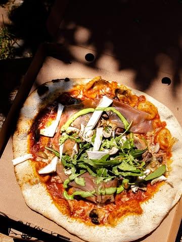🍕 LA PIZZA PARTY EST DE RETOUR — SPÉCIALE FÊTE DES PÈRES 🍻

Rendez-vous le dimanche 14 juin à la @lagrange_by_hors_champs , midi & soir, pour une journée gourmande et festive autour du feu de bois ❤️

Au programme :
– pizzas artisanales au feu de bois
– buffet de desserts maison
– château gonflable
– défis papas & enfants avec récompenses 🎯
– grandes tables à partager & ambiance champêtre

🍕 Les pizzas :
• @la_petite_campagne : bœuf fumé, artichauts, noisettes & herbes du jardin
• Les Jardins de @biok.be (vege) : courgettes, pesto d’ail des ours & fromages belges
• @northseachefs : poisson fumé de la Mer du Nord & légumes de saison
• Pizza aux 2 Cochons (Hoeve Cuvry & La boucherie Originelle) : Mangalica, jambon confit & champignons
• Pizza Kids — jambon maison & fromage belge

À travers nos pizzas nous mettons en avant les producteurs avec qui nous aimons collaborer ❤️

📍170 chaussée de Wavre, 5030 Ernage
🕚 11h–15h & 18h–21h
🍕 Sur place ou à emporter

Réservation obligatoire : lien en bio 

📸 @meggan.fouettmagic
