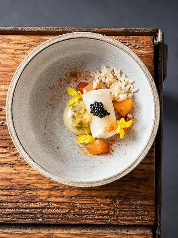 Avant même le premier plat, il y a toujours ce moment.

Les mises en bouche. 
Celles qui donnent le ton du menu. 
Celles qui racontent la saison, le potager, une idée, une envie du moment.

Quelques bouchées pour ouvrir l’appétit… et commencer doucement le voyage.