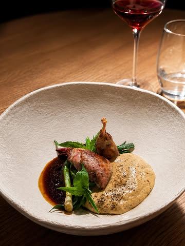 Les derniers jours de notre Menu Découverte à déguster en terrasse si le cœur vous en dit ☀️ 
Disponible jusqu’au 28 mai.

Travail autour de l’asperge de chez @stephanelonglune , bœuf mariné au vin de sureau et séché, asperges crues et cuites

— 
Poulpe poché et confit, assaisonnement autour des algues, escargots et jeunes pousses

— 
Cailles de chez Filip Callemeyn, travaillées de plusieurs façons autour des oignons jeunes et de conservation.

— 
Aile de raie bretonne farcie au citron confit et lierre terrestre, premiers petits pois, pois mange-tout de chez @terres_gourmandes_potagers , huile de lierre terrestre

— 
Cochon mangalica de la ferme Rustiq, travaillé en plusieurs façons, risotto de lentilles de @graines_de_curieux , tartare acidulé aux feuilles de cassis, chou-rave

— 
Rhubarbe des jardins de @biok.be , fenouil, Reine-des-prés, épices vanillées 

Un menu imaginé autour des produits du moment, des producteurs qui nous entourent et de la saison qui évolue doucement.

Réservation via notre site :
www.hors-champs.be