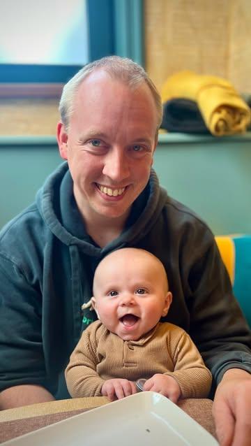 Bonne fête à tous les papas… et particulièrement à notre chef Stefan, qui célèbre aujourd’hui sa toute première fête des pères ! ❤️👶

Depuis quelques mois, il jongle entre les casseroles, les commandes, les nuits un peu courtes, les biberons et du coup parfois il devient un peu dingue 🙃
Un nouveau défi qu’il relève avec autant de passion que derrière les fourneaux 😉

Nous souhaitons une merveilleuse fête à tous les papas, ceux qui transmettent la joie, qui chante, qui bricolent, qui racontent des histoires,… et à tous ceux qui rendent le quotidien un peu plus beau. 💚

Et puisque l’été s’annonce festif chez Hors-Champs, voici les rendez-vous à ne pas manquer :

• La Fête du Cidre à la @cidrerieducondroz — 1er août
• La Fête Médiévale — 29 & 30 août
•L’anniversaire de @biok.be — 11, 12 & 13 septembre
• Le festival @manger_mieux_demain — 3, 4 & 5 octobre

Belle fête des pères à tous ! 💚