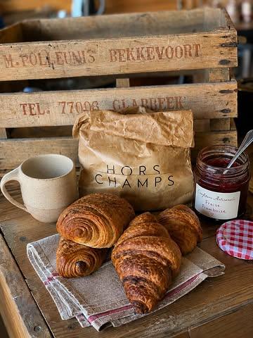 À partir du 27 juin, nous lançons les paniers petit déjeuner tous les samedis et dimanches de l’été🥐

Nous vous proposons de venir déguster un petit déjeuner dans notre belle cour, entre 8h30 à 10h30.

🥐 Panier sucré – 12 €
1 boisson chaude (thé ou café) ou un jus de pomme, une viennoiserie, une tranche de cramique ou de craquelin, une tranche de pain au levain, confiture maison et beurre salé.

🧀 Panier salé – 13 €
1 boisson chaude (thé ou café) ou un jus de pomme, 2 tranches de pain au levain, beurre salé, portion de fromage et portion de jambon maison.

Réservation sur notre site (onglet « Boulangerie ») jusqu’à la veille à 23h.

Une envie de dernière minute ? Des paniers seront également disponibles sans réservation au prix de 15 €, dans la limite des stocks disponibles.

Le 27 juin, profitez-en également pour découvrir la vente d’été de @kimverbeke , qui ouvrira les portes de son atelier à cette occasion.

Notre boulangerie traverse une période délicate et chaque réservation a aujourd’hui une réelle importance. Merci à toutes les personnes qui nous soutiennent depuis le début et qui contribuent à faire vivre cette belle aventure ❤️
