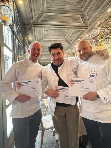 Depuis peu, Stefan a rejoint le collectif @northseachefs aux côtés d’autres chefs belges engagés pour une pêche plus responsable et une meilleure valorisation des richesses de la mer du Nord. Hello @toma_liege & @la_grappe_d_or_arlon  @fleurdesel.comines 👋

Un collectif dont la philosophie résonne particulièrement avec notre vision de la cuisine :

« Nous devrions manger ce que le pêcheur attrape, et non le laisser attraper ce que nous voulons manger. »

Une phrase simple qui nous rappelle l’importance de respecter les cycles naturels, la saisonnalité et la biodiversité marine.

Lors de leur dernière rencontre, les chefs ont eu l’occasion de visiter la criée d’Ostende et d’échanger autour des espèces durables de la mer du Nord, souvent absentes de nos habitudes de consommation.

Le saviez-vous ? Le poulpe est aujourd’hui considéré comme une espèce invasive dans nos eaux. Le consommer contribue à préserver l’équilibre de l’écosystème marin. Une bonne raison de lui faire une place dans nos assiettes. 😉

Stefan est très fier de rejoindre cette belle initiative qui défend une gastronomie plus consciente, plus respectueuse des ressources et plus proche du vivant.

Parce qu’une cuisine durable commence aussi par le choix des espèces que nous valorisons 🌊🐟

📸 @lauracentrella_food