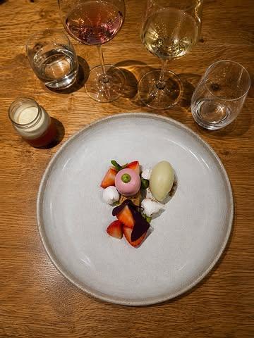 Fraise, céleri vert & sureau sauvage 🍓

Les fraises qui composent ce dessert proviennent de producteurs locaux avec lesquels nous entretenons des liens de confiance depuis de nombreuses années. Cette saison, nous mettons particulièrement à l’honneur celles de la Ferme du Coqueron à Bossière, village natal du chef Stefan Jacobs, ainsi que celles des Fraises de Saint-Denis à Bovesse.

Cette année marque également la fin d’une belle aventure pour la Ferme du Coqueron, qui met un terme à sa production de fraises après 32 années de passion et de souvenirs gustatifs. Nous souhaitons adresser un immense merci à Stéphane et Françoise Vandecandelaere pour leur disponibilité, leur gentillesse et la qualité exceptionnelle de leur travail au fil des saisons.

L’histoire ne s’arrête toutefois pas là : ils continueront à cultiver avec le même savoir-faire leurs chicons et leurs pommes de terre.

Merci à eux d’avoir contribué, année après année, à faire vivre le goût de notre région. ❤️