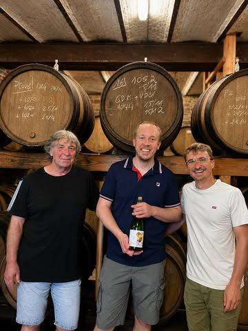 LA PAULÉE — BANQUET DE LA FÊTE DU CIDRE 🍎

À l’occasion de la Fête du Cidre, Adrien, Roger ( la @cidrerieducondroz) et Stefan (Hors-champs) vous invitent à vivre une soirée gourmande le samedi 1er août dans le cadre exceptionnel de la cour du Château de Froidefontaine.

Dès 11h, la Fête du Cidre ouvrira ses portes avec visites gratuites de la cidrerie, bar à cidres, animations et petite restauration. 
L’accès à la fête est gratuit.

À 19h, place au banquet : le Chef proposera un menu en 4 services, imaginé autour des produits de saison, du terroir et des cidres du Condroz.

Au menu :

🍞 Amuse-bouche, verre d’accueil, pain cuit au feu de bois et beurre artisanal.

🍆 Déclinaison d’aubergines : millefeuille, aubergine crémeuse et confite, aubergines lacto-fermentées, poisson de pêche durable fumé par nos soins et herbes du jardin.

🐑 Agneau de la Ferme Censier décliné en plusieurs façons : épaule braisée au fumoir à partager, tarte fine de tomates confites, en chutney et fraîches, pomme d’août, jus corsé d’agneau aux épices douces.

🧀 Fromage à croûte lavée travaillé tiède, prunes, croustillant aux noix et réduction de cidre.

🍏 Travail autour de l’orge maltée : glace au malt et à la Condrine, fruits du verger à la Condrine.

Tarif : 95 € / personne 
Inclus : pain cuit au feu de bois, beurre artisanal, eaux et verre de cidre de bienvenue.

Un bar sera accessible tout au long de la soirée, avec notamment un bar à cidres d’exception : cuvées spéciales, magnums et vieux millésimes.

📍 Château de Froidefontaine 
Froidefontaine 1 — 5370 Havelange

Une soirée pour célébrer le cidre, le terroir et les longues tablées d’été.

Plus d’infos en bio.