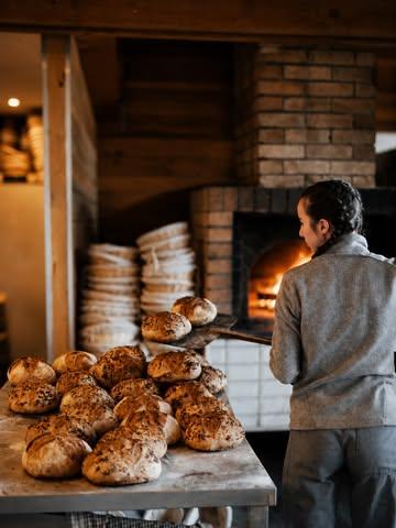 Il y a des décisions que l’on repousse longtemps.

Aujourd'hui, nous devons vous annoncer que la boulangerie Hors-Champs fermera ses portes le 30 août 2026.

Il faut nous rendre à l'évidence, il n'est plus possible de trouver un équilibre entre le travail de qualité que nous souhaitons défendre (avec de bons produits, des méthodes de fabrication authentiques et le temps nécessaire pour bien faire les choses) et une activité économiquement viable pour la boulangerie.

C'est une décision difficile, mais nécessaire pour continuer à faire avancer Hors-Champs dans son ensemble.

Une pensée toute particulière pour Chloé, notre boulangère, qui a porté ce projet avec passion, talent et un engagement sans faille pendant plusieurs années.

Une chose est certaine : le pain reste au cœur de notre cuisine. Pour Stefan, il a toujours été bien plus qu'un accompagnement. Nous continuerons donc à fabriquer notre pain pour le restaurant, avec la même exigence et le même plaisir.

Quant à cet espace qui a fait vivre tant de beaux moments, rien n'est encore écrit. Et qui sait… nous trouverons peut-être un jour la formule qui permettra de lui redonner vie autrement. Avis aux amateurs ;) 

D’ici là, la boulangerie restera ouverte tous le mois d’août, à l’exception du week-end du 15 août. Si vous souhaitez venir une dernière fois chercher votre pain, partager un café ou simplement passer nous dire bonjour, nous serons heureux de vous accueillir.

Merci du fond du cœur.

Stefan, Aurélie et toute l’équipe de Hors-Champs 🤍