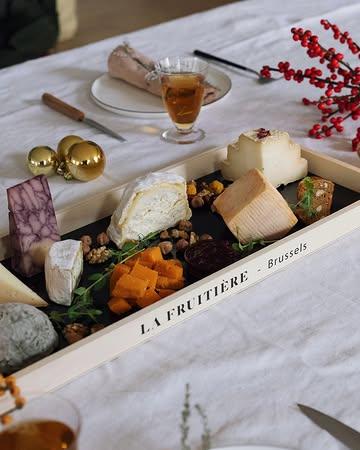 🎄 Les fêtes approchent.

Pour vos repas de fin d’année, nous préparons des plateaux et assortiments de fromages, pensés pour être partagés facilement, autour de la table.
Des sélections équilibrées, prêtes à servir, à compléter selon vos envies.

Commandes possibles sur notre e-shop (lien en bio) ou directement en magasin.

🗓 Dates limites pour vos commandes :
• Noël : dimanche 21 décembre
• Réveillon : dimanche 28 décembre

📷 : @maurine.toussaint
