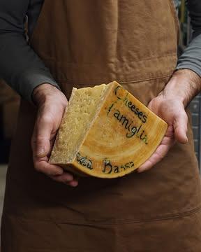 Storico Ribelle

En 1996, dans les vallées du Bitto, en Valteline en Italie, quelques producteurs prennent une décision radicale. Face à l’évolution de la DOP Bitto — production élargie, règles assouplies — ils refusent tout compromis. Pour eux, le vrai Bitto ne peut naître qu’ici, dans ces alpages isolés, selon un savoir-faire inchangé depuis des siècles. Ils quittent l’appellation et fondent le Storico Ribelle, « l’Historique Rebelle » : un fromage rare, indissociable de son territoire et d’une philosophie sans concession sur la qualité.

Aujourd’hui, affiné jusqu’à dix ans, ce fromage mythique incarne un esprit de résistance alpine. Chaque meule peut même être gravée d’un nom, pour devenir une pièce unique.  Celle-ci s’intitule « Alpe Vedesenda Bassa 2019 «  et nous la devons à notre ami Fausto, fondateur d' @italian.food.hunters  et infatigable défenseur des terroirs et traditions italiennes.

📷 : @maurine.toussaint