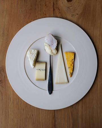 L’assiette de fromages du moment, soigneusement sélectionnée avec @lafruitierebrussels 

Mothais sur feuille, Morbier, Mont d’Or à la cuillère, Appenzeller & Shropshire.
Servie avec une petite salade, une vinaigrette gueuze-miso et une poudre de levure grillée, un coing confit et du pain au levain aux graines, figues et fruits secs.

~

The seasonal cheese plate, carefully selected with @lafruitierebrussels

Mothais sur feuille, Morbier, Mont d’Or (spooned), Appenzeller & Shropshire. 
Served with a small salad, a gueuze–miso dressing and toasted yeast powder, a confit quince, and seeded sourdough bread with figs and dried fruits.

📷 : @maurine.toussaint