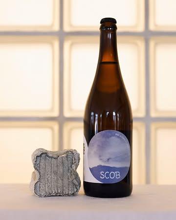 Accord @scob.brewery & Fromage

Blade & Trèfle du Perche

Cuvée à base de thé vert japonais : le Kukicha, pauvre en théine, ce thé joue les héros du « zéro déchet ». En effet, il est produit à partir de tiges et de jeunes ramifications évincées lors de la fabrication des thés comme le sencha ou le matcha. Ici, la signature végétale-iodée de Blade s’allie avec le Trèfle du Perche, fromage de chèvre cendré de la Ferme Lerat à Saint-Julien-sur-Sarthe (Orne, France). Ce premier accord célèbre la rencontre des fruits jaunes et de la douce acidité florale. Le jeune fromage accentue la pétillance de Blade, offrant un mariage facile pour débuter et surprendre les moins convaincus par les accords du sans alcool avec les fromages.

📷 : @maurine.toussaint