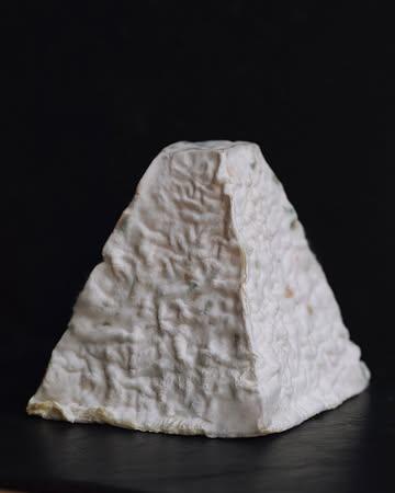 Pouligny-Saint-Pierre

Premier fromage de chèvre à décrocher l’AOC en 1972, impossible de le rater avec sa forme pyramidale ultra reconnaissable. On peut le savourer tout jeune, encore d’un blanc immaculé, ou préférer le laisser s’affiner tranquillement jusqu’à ce qu’il se couvre d’un fin duvet bleuté.

Sa pâte est ferme et lisse, ses arômes caprins bien présents, avec un cœur dense qui a du caractère.
Aussi iconique que la tour Eiffel, il pose fièrement sur le plateau des incontournables du fromage français.

📷 : @maurine.toussaint