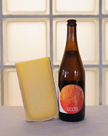 Accord @scob.brewery & Fromage 

Bloom & Comté

Cuvée à base de thé blanc chinois, le Bai Mu Dan (Fujian, Chine), une boisson délicate aux notes florales et légèrement miellées. Ce thé, peu oxydé, offre une douceur subtile et une rondeur en bouche qui s’accorde à merveille avec la complexité d’un Comté d’octobre 2023, affiné par la Fruitière Les Fins-Comté et soigné par Rivoire-Jacquemin. Ce Comté, marqué par un affinage de plusieurs mois, développe des arômes de noisette torréfiée, de beurre fondu et une pointe de caramel, le tout rehaussé par des cristaux de tyrosine qui apportent une texture croquante et une touche umami.

L’accord entre Bloom et ce Comté est une véritable invitation à la découverte. La douceur florale et légèrement sucrée du Bai Mu Dan enveloppe le palais, tandis que la puissance aromatique du fromage, à la fois fruitée et salée, crée un équilibre parfait. Les cristaux de tyrosine, caractéristiques d’un Comté bien affiné, ajoutent une dimension minérale et une longueur en bouche qui se marie avec la finesse du thé blanc.
C’est un accord élégant et sophistiqué, idéal pour les amateurs de saveurs nuancées. Il met en lumière la capacité des boissons sans alcool à rivaliser avec les grands vins dans l’art de la dégustation fromagère. Parfait pour une dégustation en fin de repas ou lors d’un moment de convivialité, il surprendra par sa profondeur et sa subtilité.

📷 : @maurine.toussaint