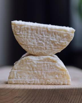 La Tur ☁️

Un nuage tout droit venu du Piémont. Triple crème aux trois laits, il réunit en son cœur les laits de vache, chèvre & brebis pour notre plus grand plaisir ! Une croûte fleurie vient apporter la complexité aromatique caractéristique et ses arômes de champignons, de sous-bois. L’équilibre vient alors sur l’acidité du lait de chèvre et la douceur presque sucrée de la brebis.
Un régal à ne pas manquer !

📷 : @maurine.toussaint