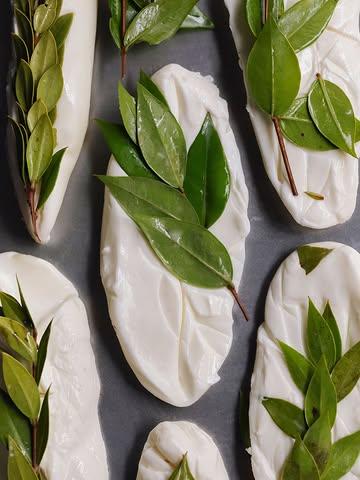 Arrivage providentiel de Mozzarella nella Mortella 😍
Sublime produit qui nous vient tout droit de campanie. Une langue de mozzarella que l’on affine dans de la myrthe, un pur régal à découvrir sans tarder 

📸 : @maurine.toussaint