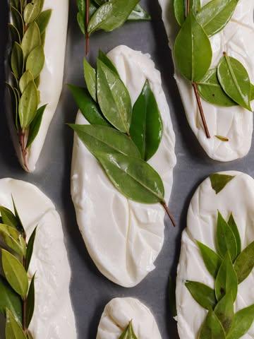 Arrivage providentiel de Mozzarella nella Mortella 😍
Sublime produit qui nous vient tout droit de campanie. Une langue de mozzarella que l’on affine dans de la myrthe, un pur régal à découvrir sans tarder 

📸 : @maurine.toussaint