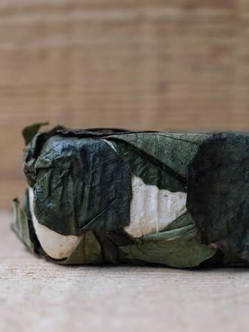 Le Ficarra, ce délice de Sicile, né du lait de la chèvre Girgentana, endémique de l’île. C’est une pâte molle au lait cru affiné dans des feuilles de figuier qui lui confère des arômes exotiques semblables à la la noix de coco ! Un délice qui donne un avant goût de vacances alors que le soleil pointe le bout de son nez sur notre ville

📸 : @maurine.toussaint