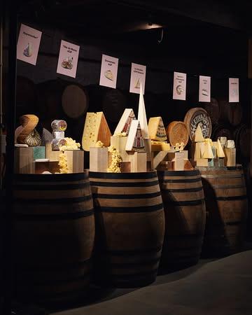 Ce lundi 11 mai, nous avons eu le bonheur de dresser un plateau pour @cheesesfromswitzerland_benelux, à l’invitation du @lefooding_belgium, dans un lieu cher à notre coeur : la @brasseriecantillonofficiel.

Ce dîner, imaginé avec @cafeservice.antwerp et @kartouche_bistrot, s’est articulé autour du mantra « The Perfect Pair ». Une quête d’harmonie entre fromages suisses et bières belges, deux univers où le temps se mesure en saveurs. 
Ici, à Anderlecht, Cantillon et en Suisse, les fromagers partagent cette même obsession : laisser la nature s’exprimer, sans précipitation.

📷 @maurine.toussaint